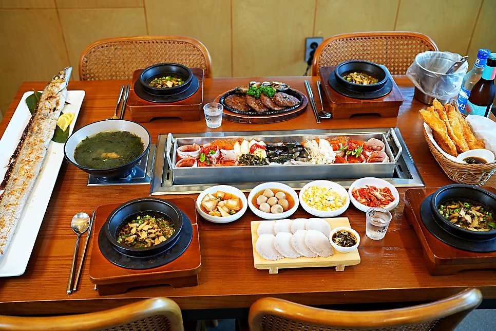 한라세트 한 상. 통갈치구이와 찌개, 모둠 반찬까지 푸짐하게 차려집니다.
