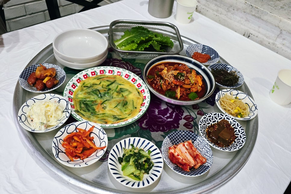 정갈하게 차려지는 밑반찬들. 화려하지 않아도 집밥 느낌이 나는 구성입니다.