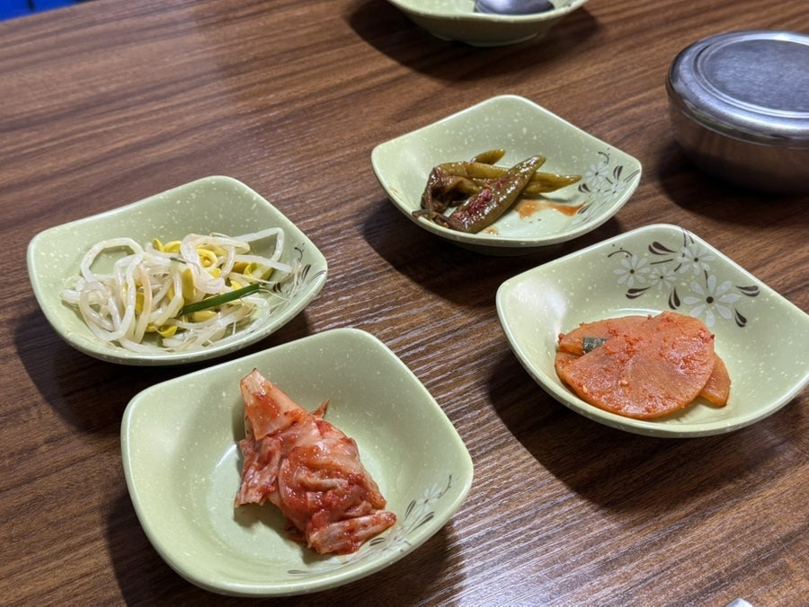 기본 반찬: 신선한 재료로 구성된 반찬들