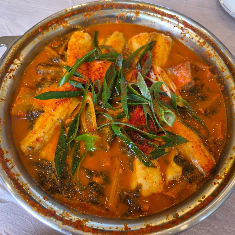 매콤하게 조려낸 은갈치조림. 큼직한 살점에 파채가 듬뿍 올라갑니다.