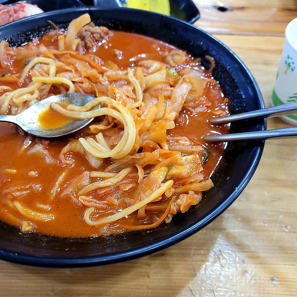 차돌짬뽕. 파이를 올린 얼큰한 국물에 차돌박이가 풍성하게 들어있습니다.