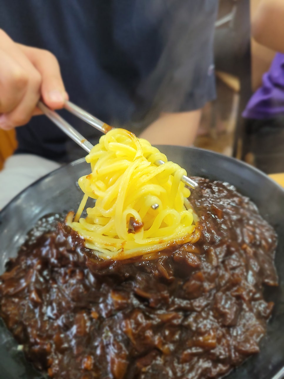 짜장면. 윤기 나는 진한 소스에 면을 건져 올린 모습입니다.