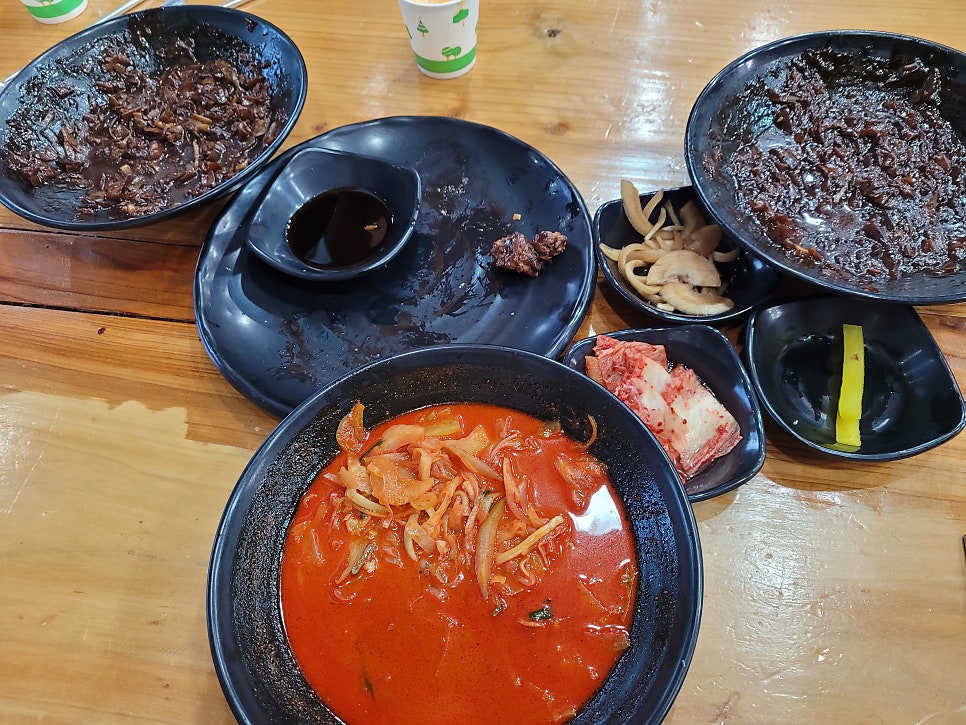 식사를 마친 테이블. 짜장면과 차돌짬뽕, 곁들임 반찬까지 넉넉하게 차려진 모습입니다.