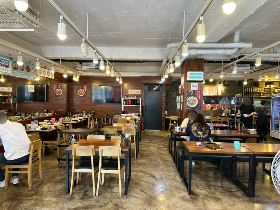 넓고 쾌적한 내부 공간. 여럿이 함께 방문해도 답답하지 않습니다.