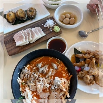 수육과 메추리알조림, 튀김 요리까지 푸짐하게 차려진 한 상.