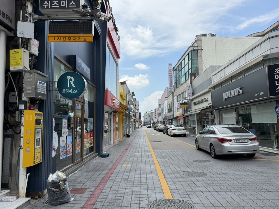 매장이 자리한 새암길 풍경. 상가가 촘촘히 이어져 있어 도보로도 찾기 쉽습니다.