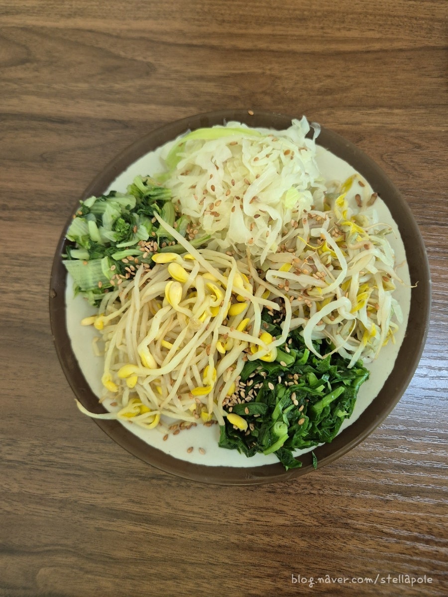 비빔밥에 올라가는 나물 모둠 — 콩나물·시금치·부추·양배추