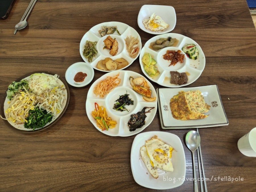한 상 가득 나온 반찬들 — 계란말이·계란후라이까지 더하면 20가지가 훌쩍 넘어요