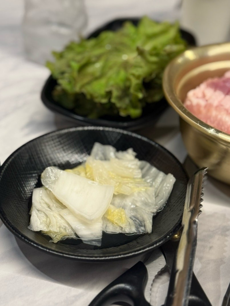 쌈채소와 백김치, 곧 불판에 오를 고기. 추가 반찬은 셀프바에서 챙기면 됩니다.