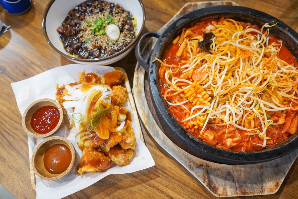 돌짜장과 돌짬뽕, 탕수육 세트. 돌판 아래 누룽지가 숨어 있습니다.