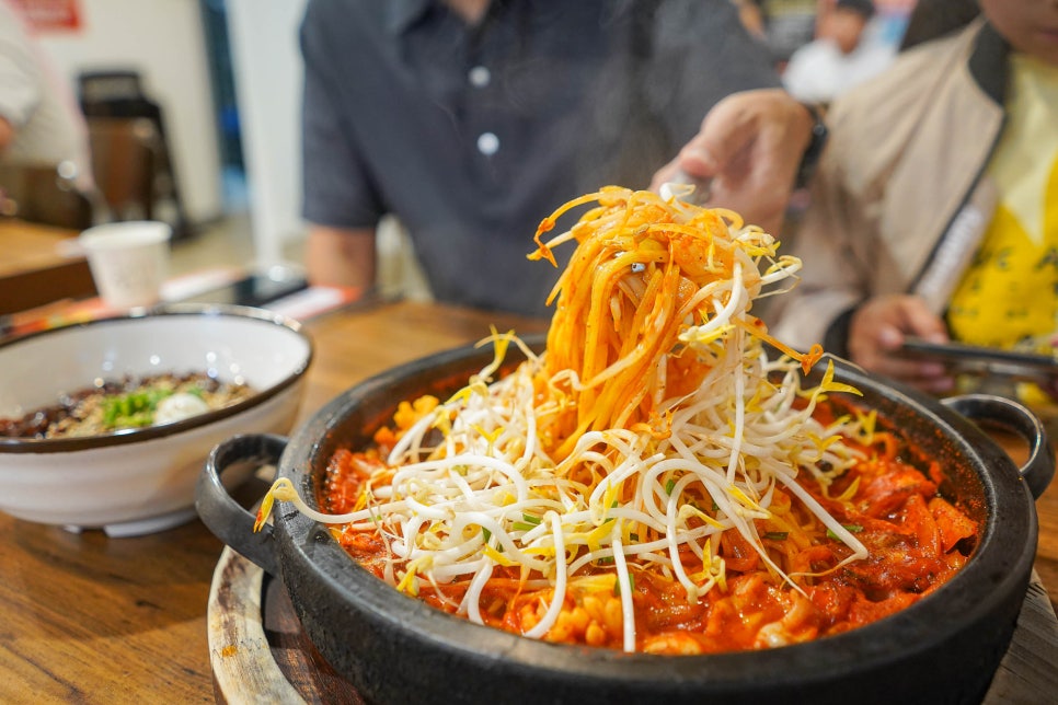 집게로 집어올린 돌짬뽕의 면과 국물. 끝까지 식지 않는 뜨거운 맛입니다.