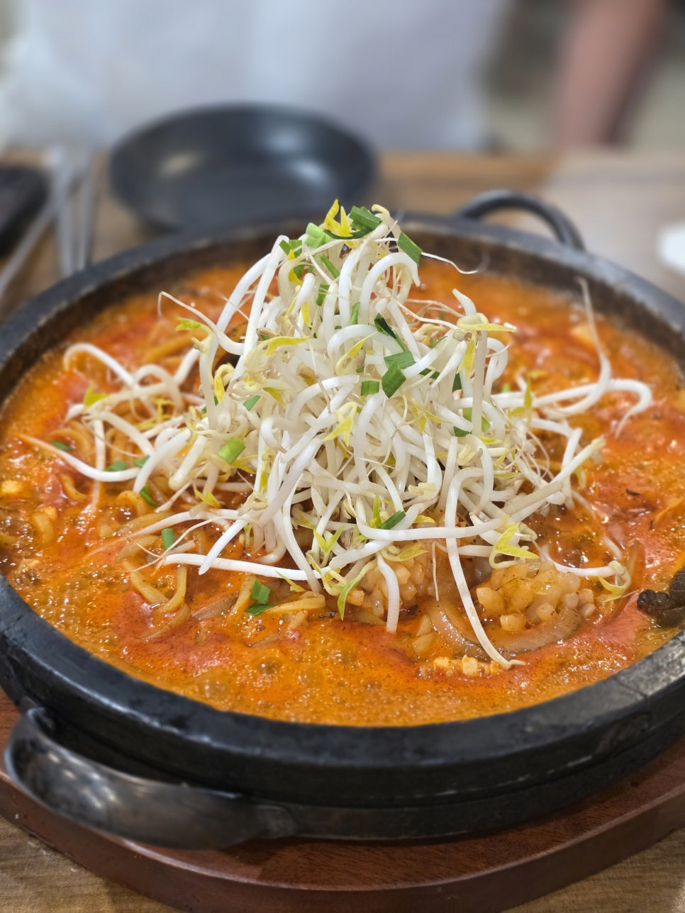 돌짬뽕의 클로즈업. 국물이 시원하고 면발이 탱글합니다.