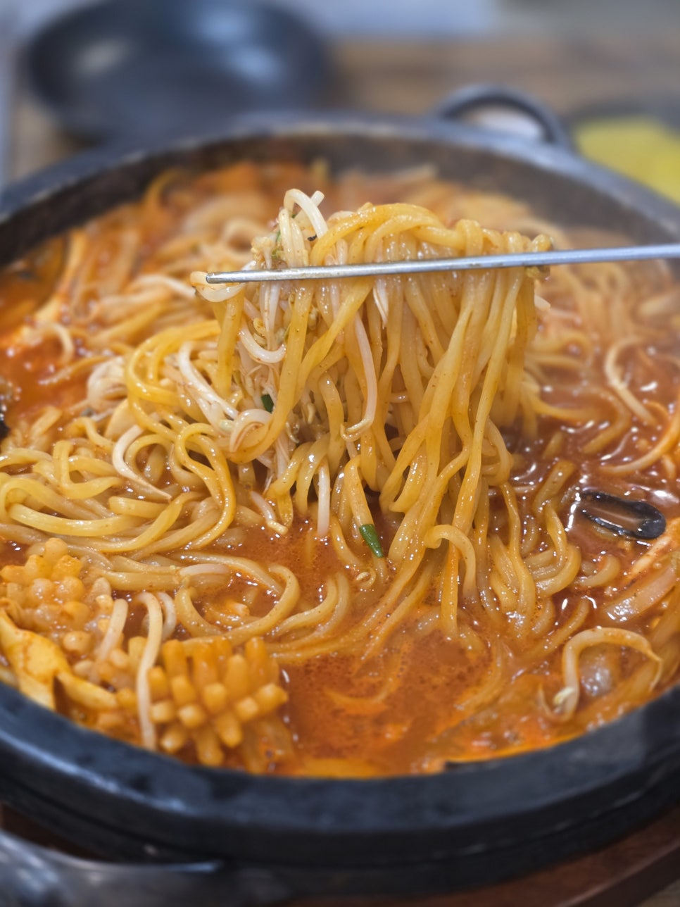 돌짜장 면을 젓가락으로 집어올린 모습. 국물이 흘러내리지 않을 정도로 진합니다.