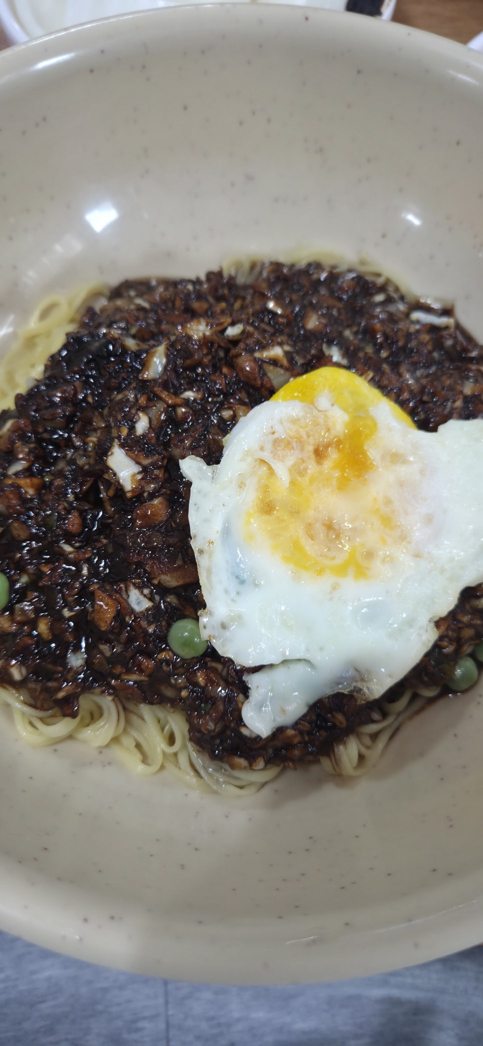 계란이 올려진 태동반점의 중깐