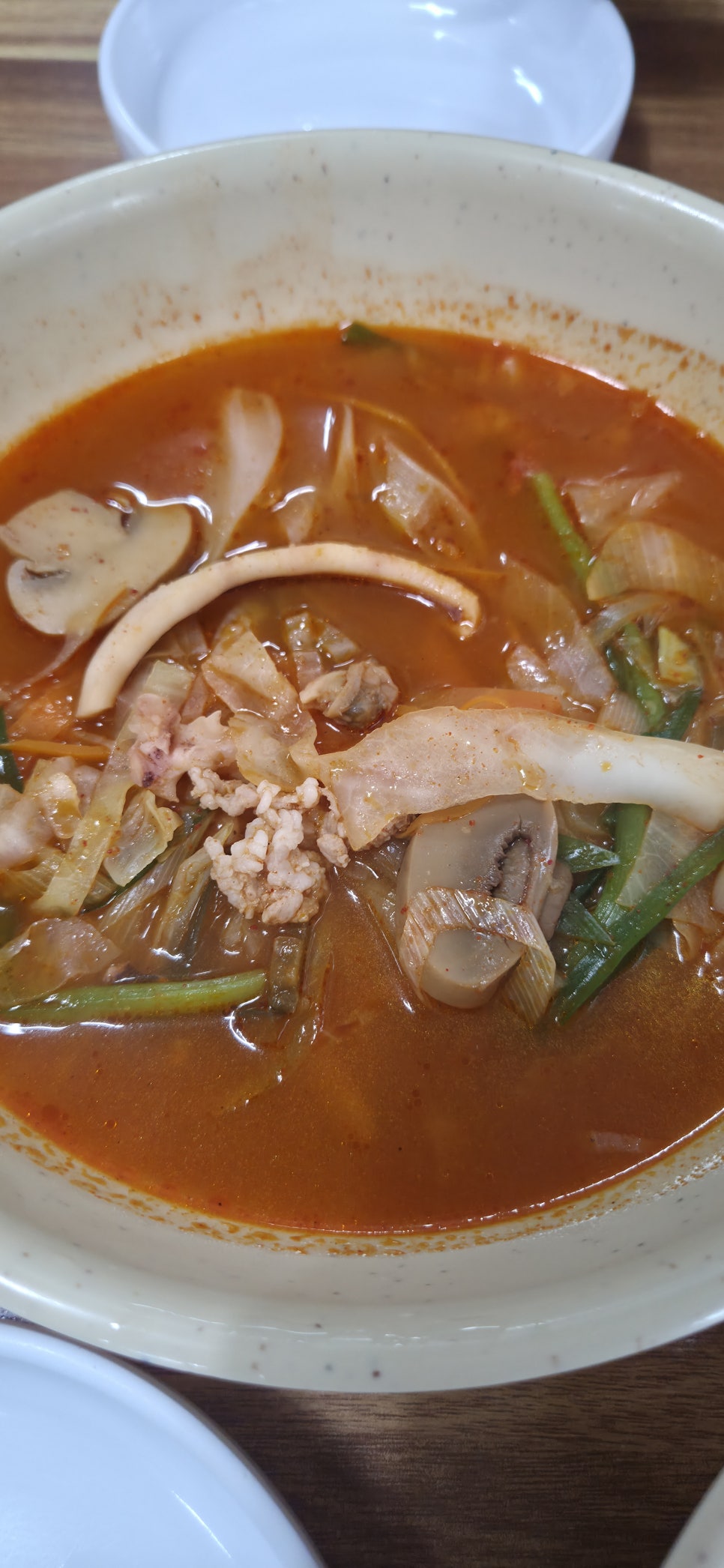 짬뽕. 감칠맛 있는 국물에 오징어, 새우 등 해물이 듬뿍 들어 있습니다.