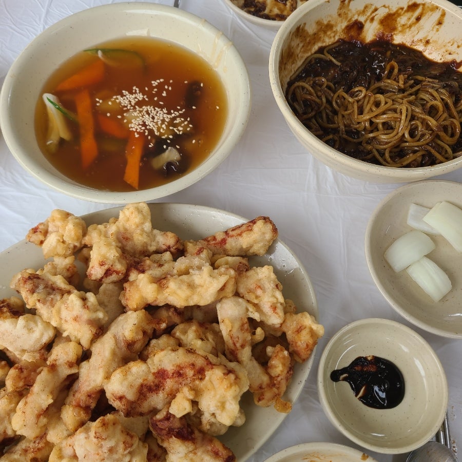 탕수육, 짜장면, 짬뽕, 그리고 반찬들. 중앙반점의 대표 메뉴들을 담았습니다.