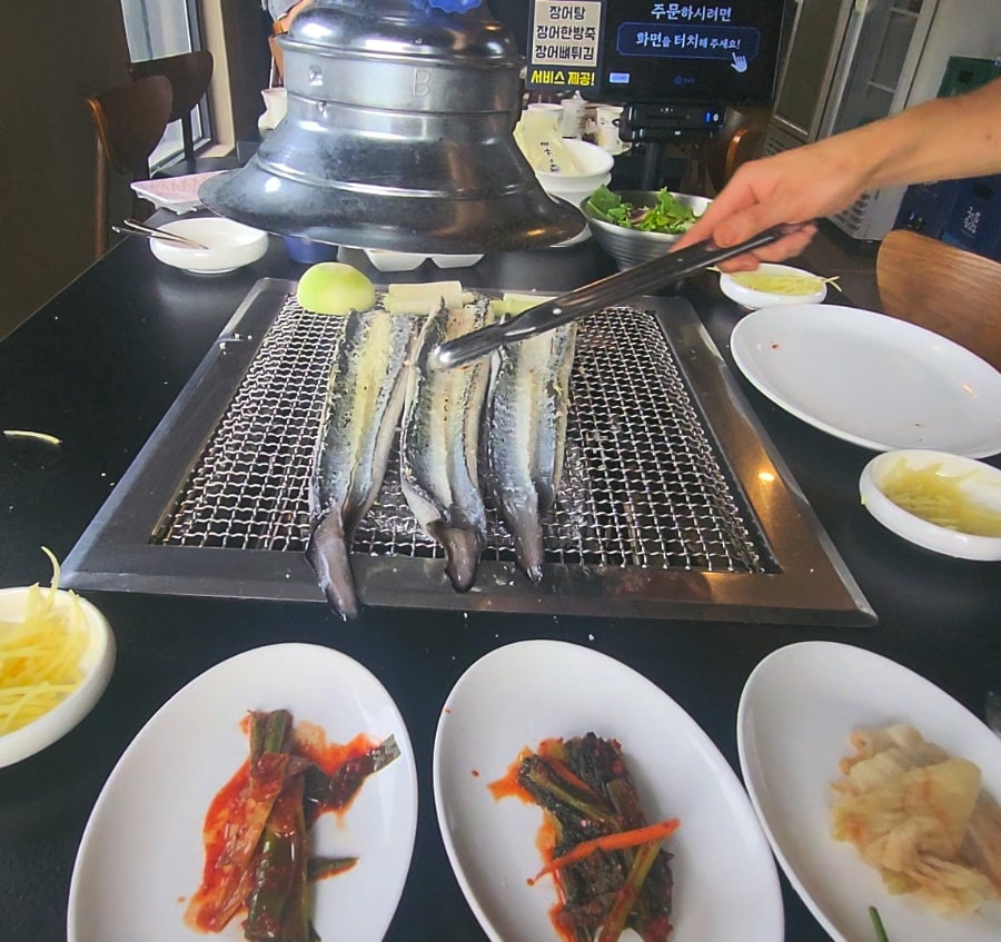 집게로 뒤집어가며 초벌을 봐주는 모습. 노릇하게 익어가는 중입니다.