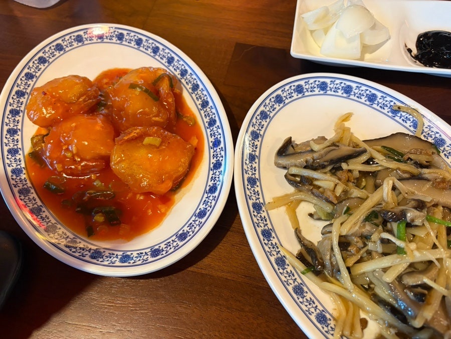 칠리새우(왼쪽)와 오이채 무침(오른쪽). 새우의 식감과 매콤한 소스가 돋보입니다.