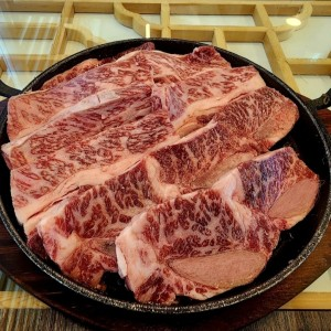 두툼하게 구운 고기 요리