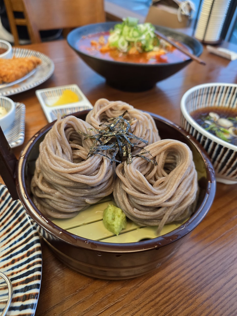 월넛 우드톤으로 깔끔하게 꾸민 식당 인테리어