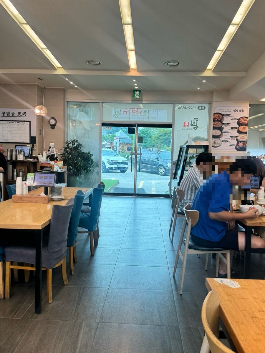 깔끔하게 정돈된 계산대와 주방. 위생 관리가 눈에 띕니다.