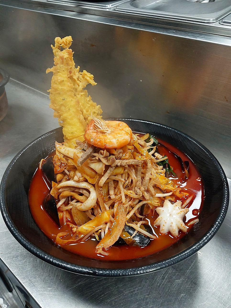 해물이 푸짐하게 올라간 짬뽕 한 그릇