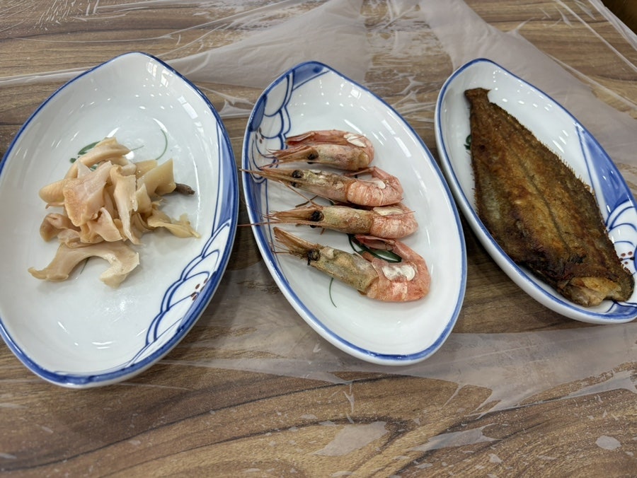 식사와 함께 나오는 기본 반찬. 전복무침, 새우, 생선구이 등으로 구성됩니다.