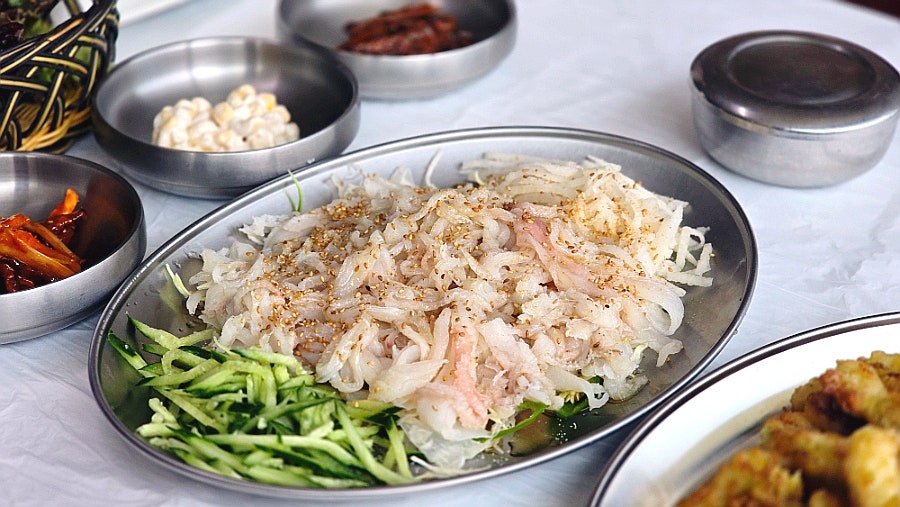 통깨를 솔솔 뿌려 푸짐하게 나오는 막회. 물가자미와 참가자미를 반반 섞어 얇게 썰어 냅니다.