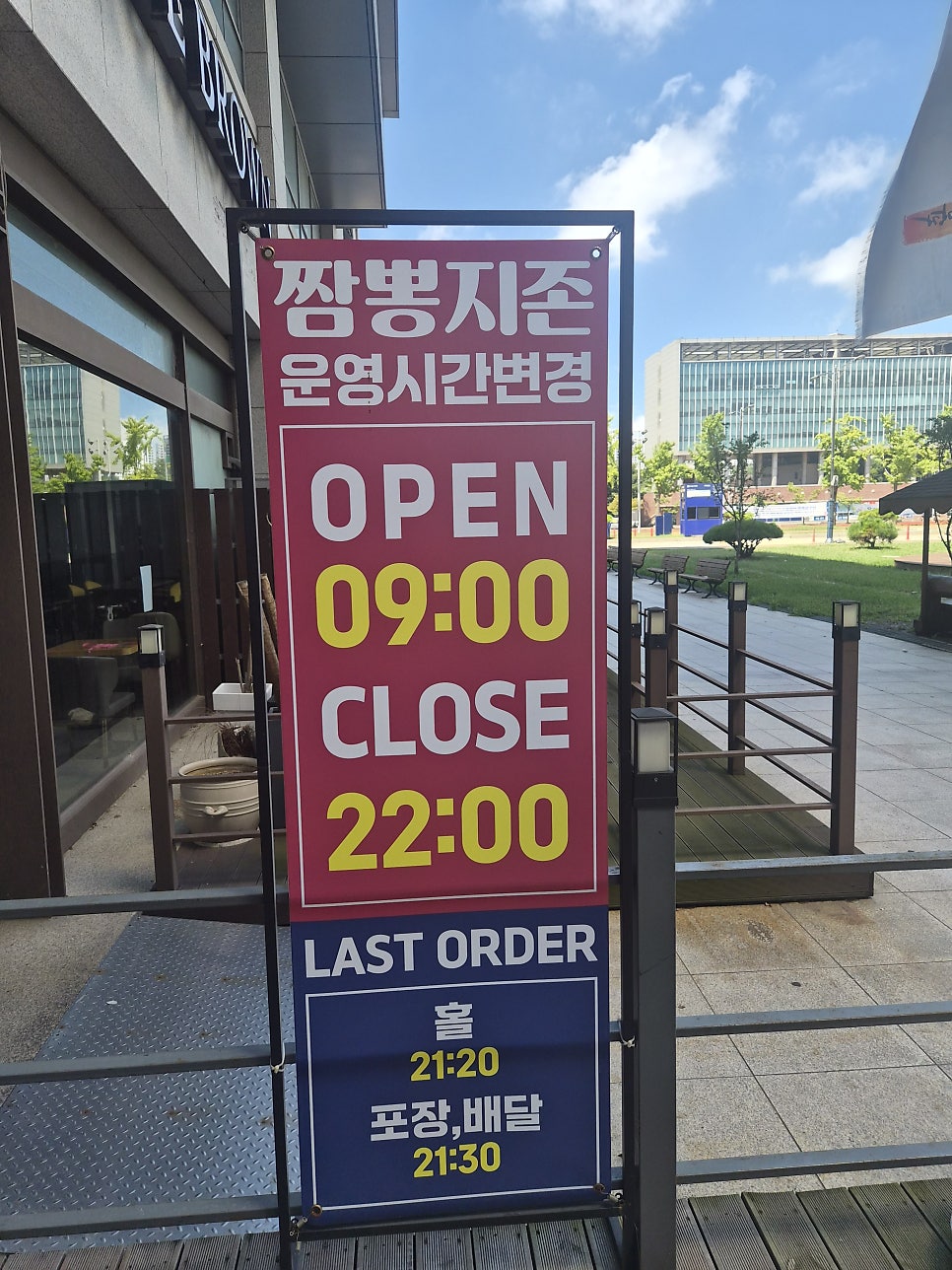 조리 과정. 열린 주방에서 정성스럽게 준비되는 음식