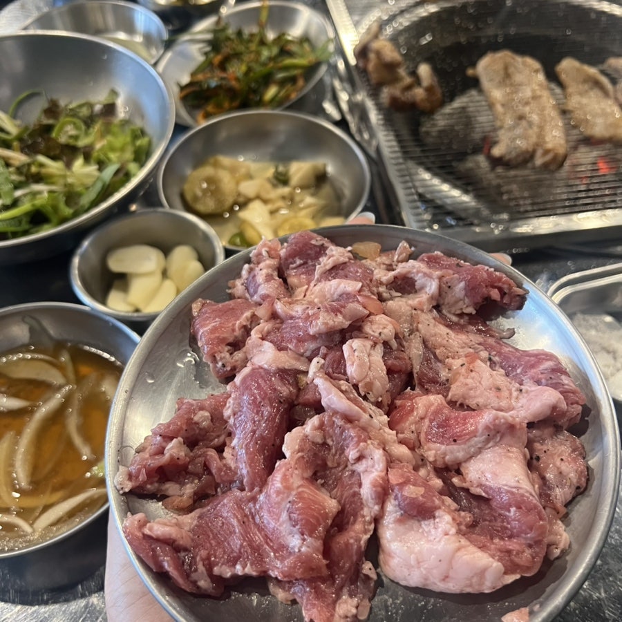 세트로 나온 돼지갈비와 밑반찬. 오른쪽 화로에서는 고기가 노릇하게 구워지고 있어요.