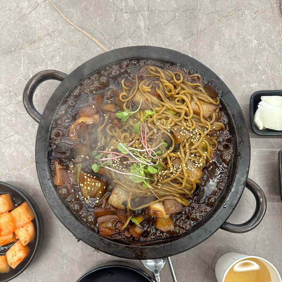 진하고 걸쭉한 국물이 특징인 이 집의 또 다른 메뉴