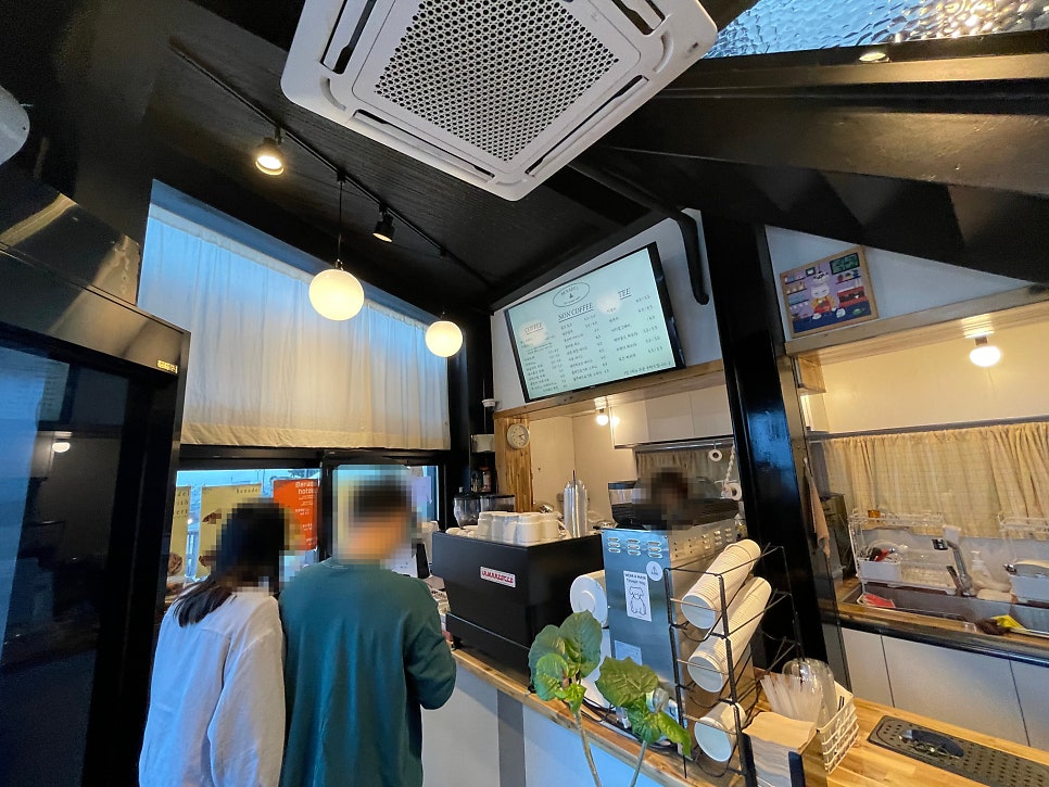 1층 카운터와 주방: 깔끔한 조리 공간.