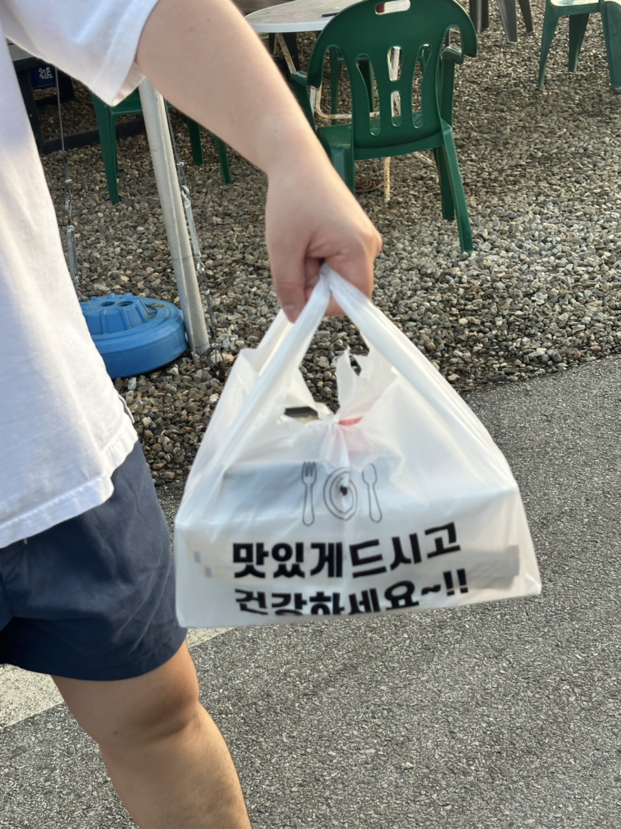 포장도 가능해 숙소나 해변으로 가져가 먹을 수 있습니다.