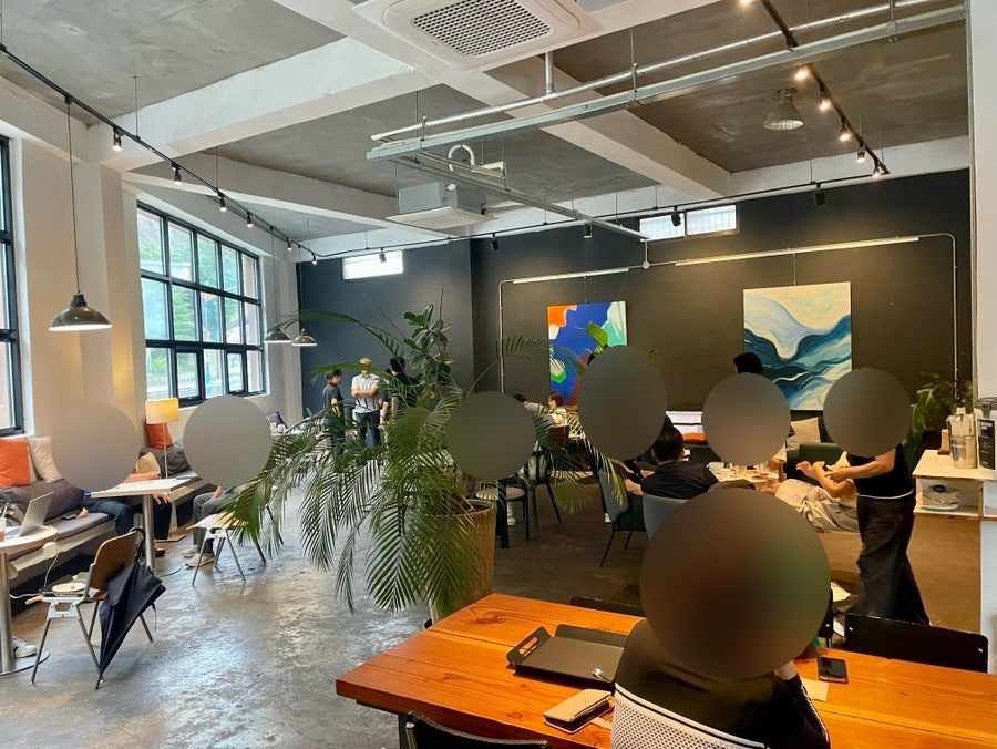 102커피 창가 좌석과 벽화