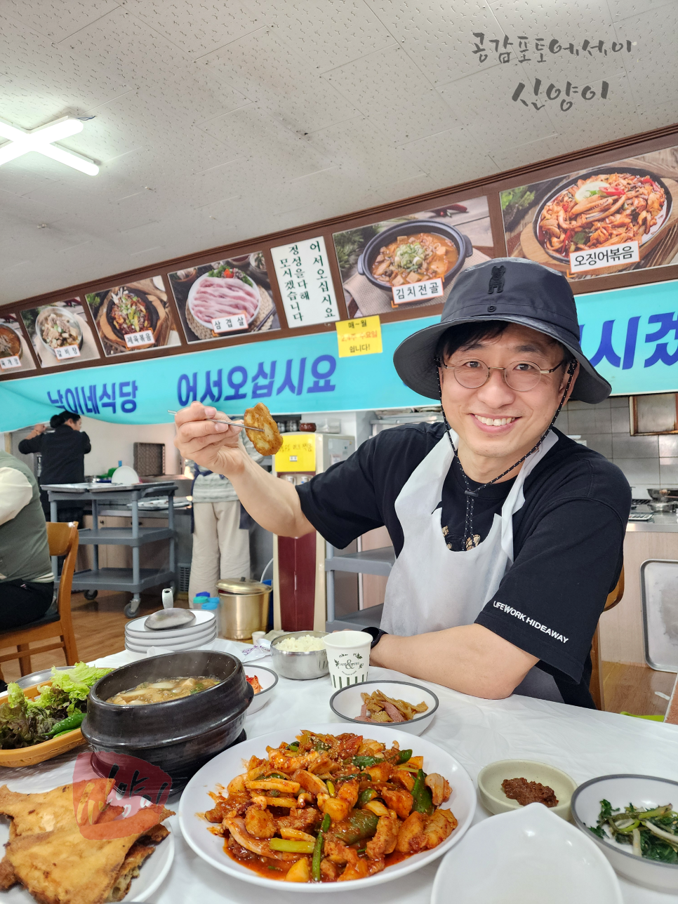 매장 내부. 삼겹살·제육볶음·김치전골·오징어볶음 사진이 걸려 있어 시그니처 메뉴를 한눈에 볼 수 있어요.