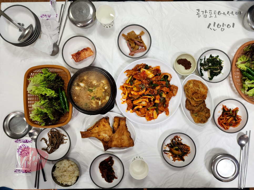 메인 요리 한 접시에 밑반찬이 상 전체를 채울 만큼 푸짐하게 나옵니다.