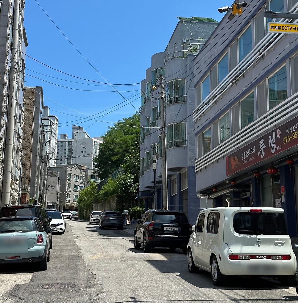 삼척 시내 골목, 빌라촌 사이에 자리한 룽성 외관