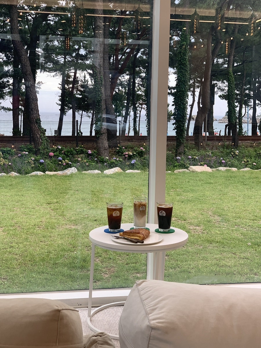 카페 외부 정원 좌석