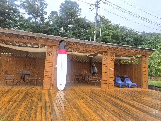 카페 내부 통창 전망