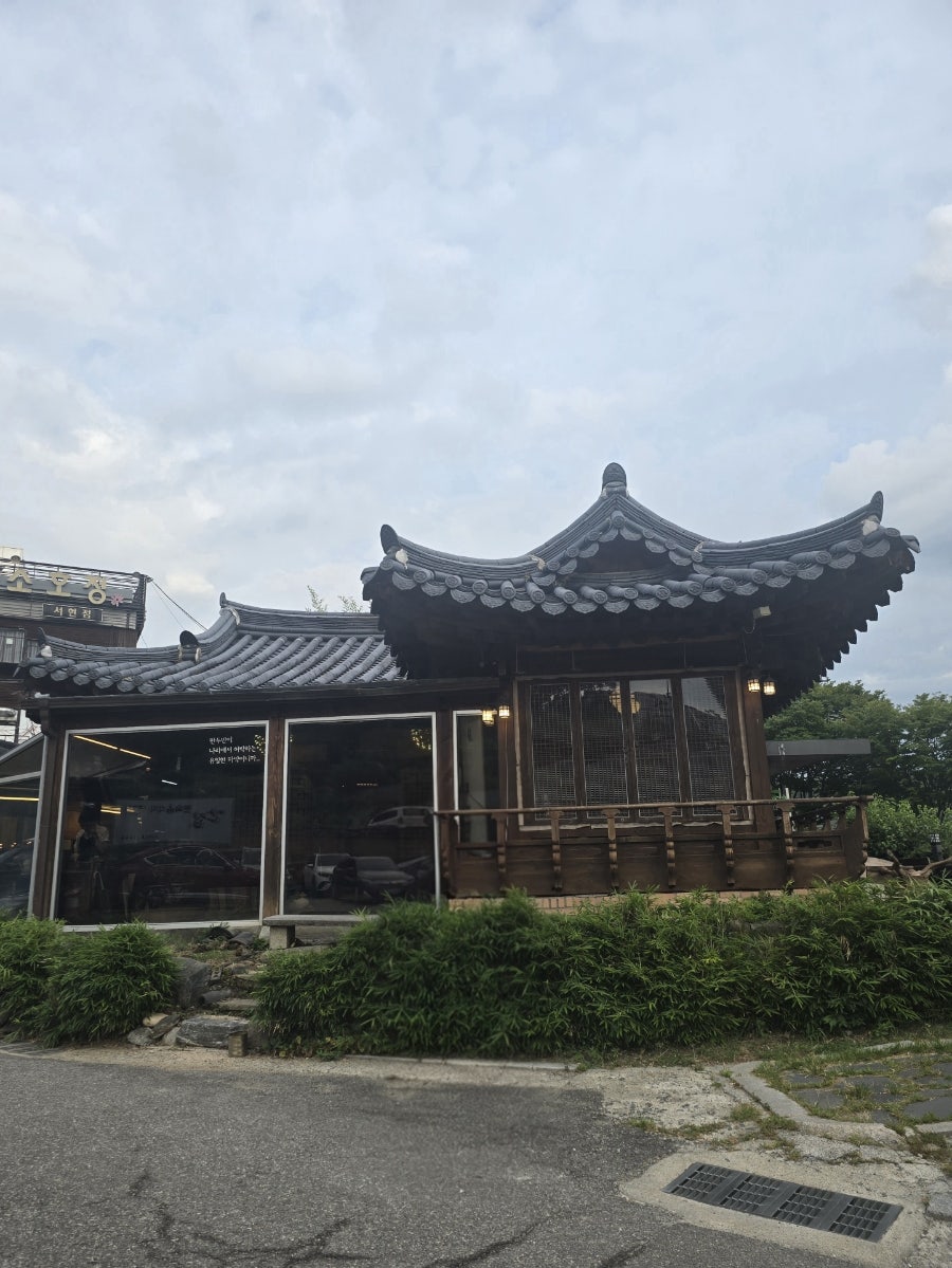 샤오롱바오가 제조되는 모습. 매장에서 직접 만들기 때문에 신선도가 보장됩니다.