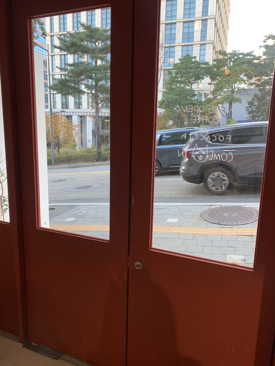 리트하우스 빨간 대문, 안에서 본 풍경