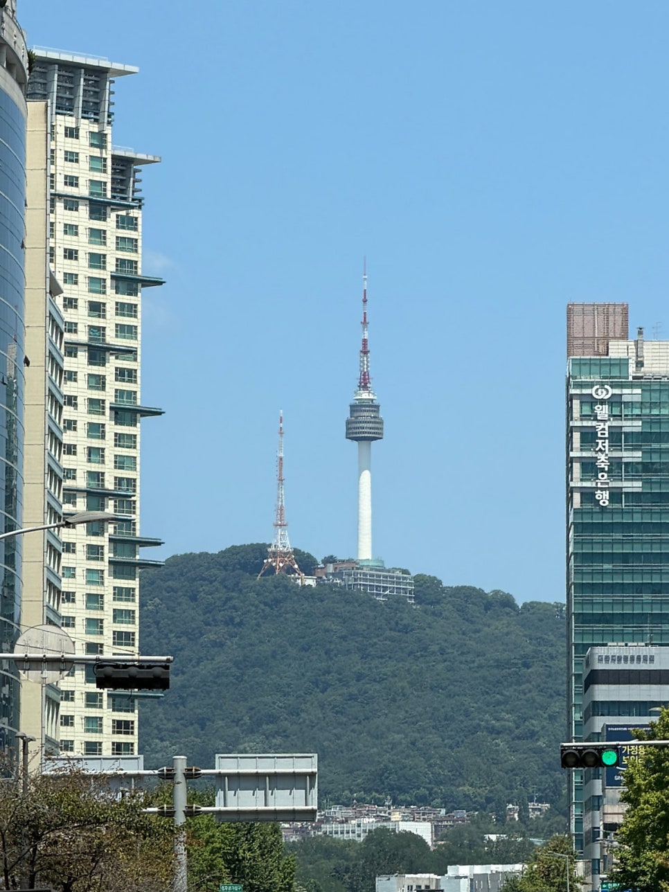 카페 인근에서 보이는 남산타워