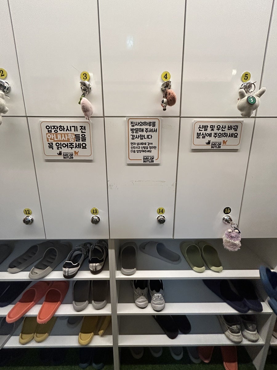 집사의 하루 홍대점, 신발장과 안내문