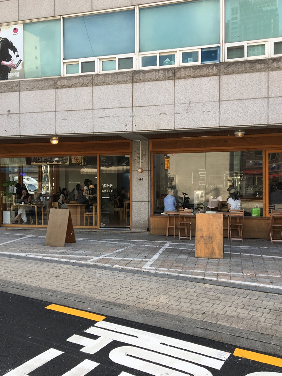 이오프 매장 앞 거리 풍경