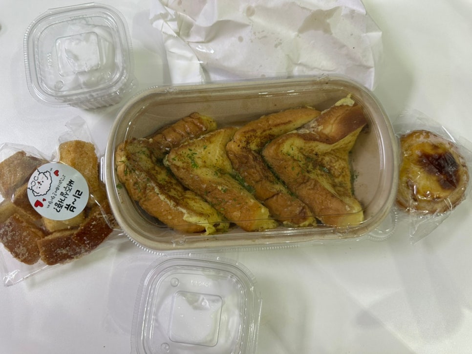 논오프 프렌치토스트와 디저트 포장