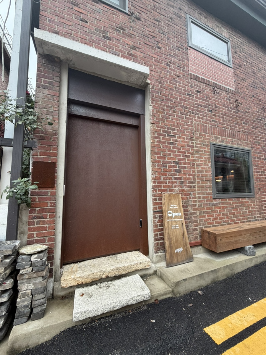 언뎁트 벽돌 외관과 Open 입간판