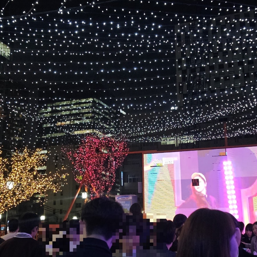 루프탑 야장의 또 다른 풍경. 밤의 조명이 분위기를 만듭니다.