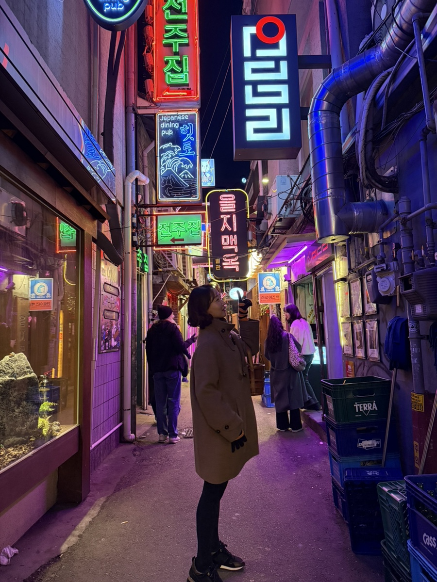 노가리골목 안쪽 풍경. 호프집과 이자카야 네온사인이 촘촘히 늘어서 있어, 이 사이에 타코집이 있다는 게 더 눈에 띕니다.
