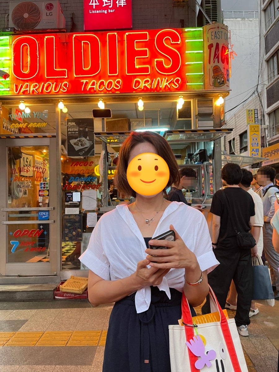 가게 앞에서 담은 인증샷. 'OPEN 7 DAYS A WEEK' 문구가 붙어 있어 연중무휴 영업을 알 수 있습니다.