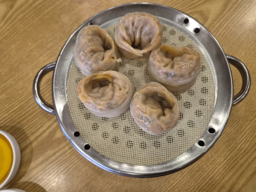 함께 주문하기 좋은 김치 왕만두. 크기가 크고 속이 알찹니다